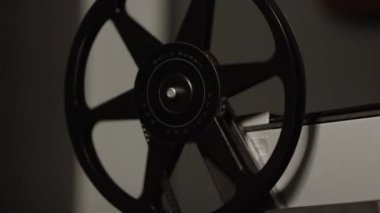 Film eken eski film makarasının projektörüzerinde dönmesi.