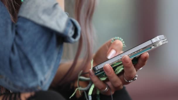 Kafasını Ellerinin Üzerinde Tek Başına Oturmak Dayanıyor Gibi Telefon Swiping — Stok video