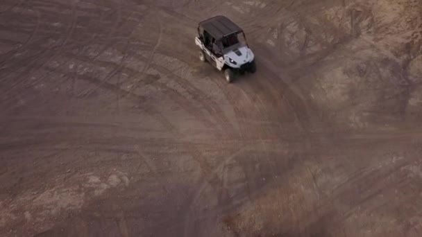 Vista Aérea Ohv Conduciendo Través Del Marco Mientras Atraviesa Desierto — Vídeos de Stock