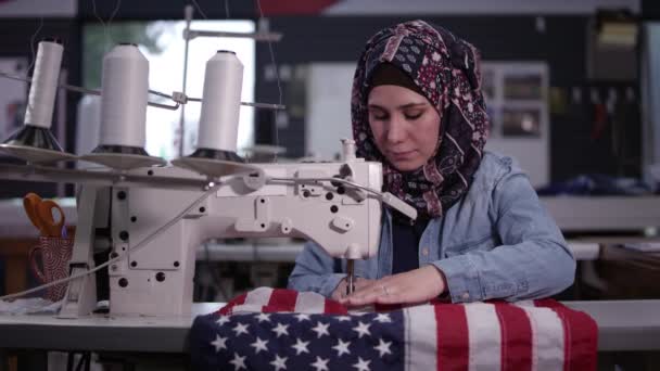 Amerikaanse Vrouw Met Irakese Afkomst Dragen Hoofddoek Naaien Amerikaanse Vlag — Stockvideo