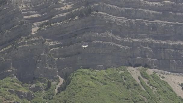 无人机从悬崖上穿过天空 从车架里飞过来 看到的景色 — 图库视频影像