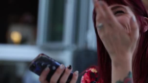 Tartó Női Telefon Nevetett Mosolygott — Stock videók