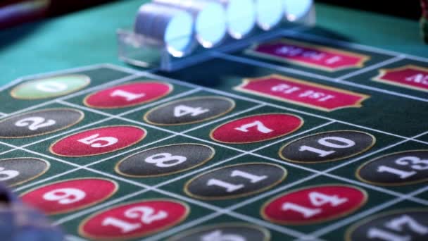 当人们在轮盘赌桌上下注时 筹码被放下 — 图库视频影像