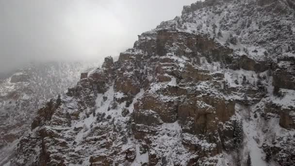 ドローンから見た雪に覆われた山側は 丘の斜面をゆっくりと下りていく — ストック動画