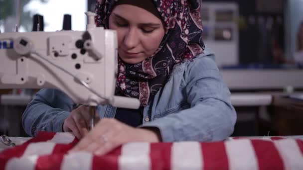 Mulher Costura Bandeira Americana Alimentá Através Máquina — Vídeo de Stock