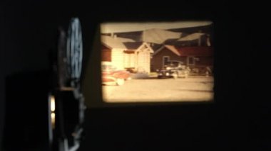 Eski film kütük kabin önünde insanların duvara yansıtılan.