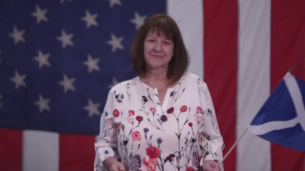 Mulher Acenando Bandeira Escócia Como Ela Está Frente Bandeira Americana — Vídeo de Stock