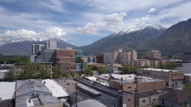 Aerial View Flying Buildings Downtown Provo Utah Viewing Wasatch Mountains — Stock Video