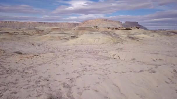 Luftaufnahme Die Durch Wüstenlandschaft Fliegt Und Höher Über Dem Bunten — Stockvideo