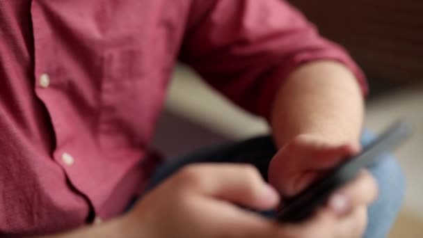 Tonårspojke Tittar Mobiltelefon Sitter Ensam — Stockvideo