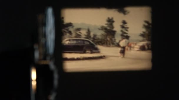 Stary Film Rzutowany Ścianę Minionego Projektora Starymi Samochodami Ludźmi Yellowstone — Wideo stockowe