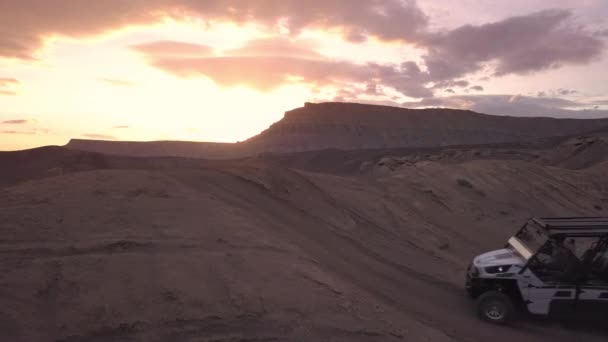 Rolování Pohled Ohv Jízda Přes Hory Špíny Poušti Při Západu — Stock video