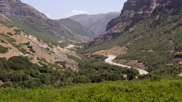 プロボ峡谷の距離の走行車両と夏の暑い日の峡谷巻き道の眺め — ストック動画