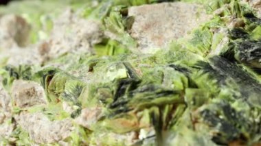 Doğa müzesindeki mineral kristalleri 