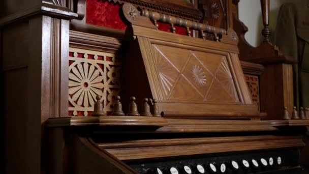 Tarih Müzesinde Eski Piyano — Stok video