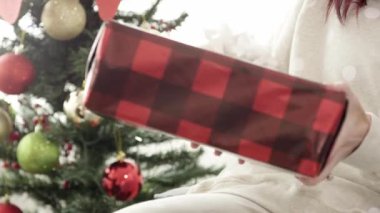 Kadın arkadaşlar birbirlerine Noel hediyesi veriyorlar.