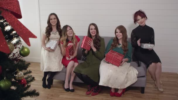 Красиві Дівчата Сидять Дивані Показують Різдвяні Подарунки — стокове відео