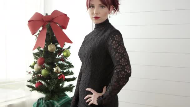 Mooie Vrouw Poseren Buurt Van Kerstboom — Stockvideo