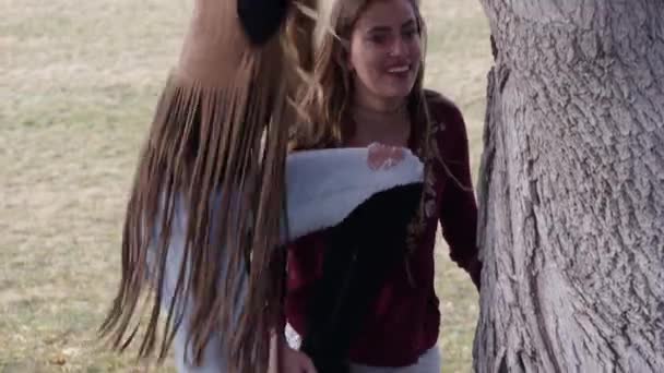 Twin Sisters Climbing Big Tree — 비디오