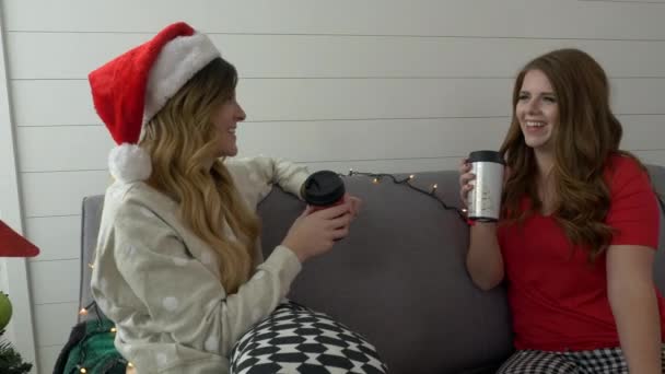 Twee Meisjes Zitten Bank Koffie Drinken Kersttijd — Stockvideo