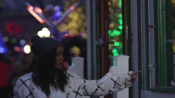 Pareja Está Mirando Ventana Tienda Navidad — Vídeos de Stock