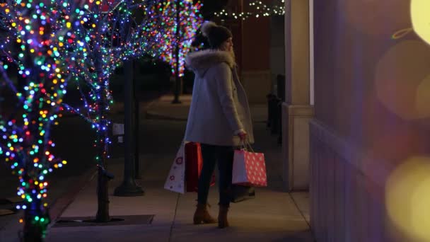 Mulher Está Andando Com Sacos Compras Rua Noite Natal — Vídeo de Stock