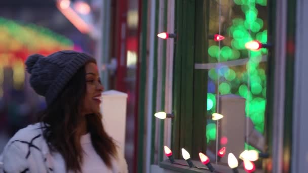 Pareja Está Mirando Ventana Tienda Navidad — Vídeos de Stock