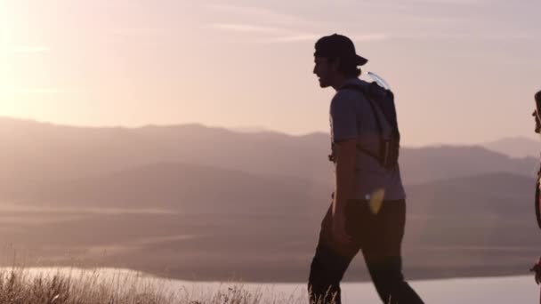 Giovane Coppia Innamorata Sta Camminando Montagna Bel Tramonto — Video Stock