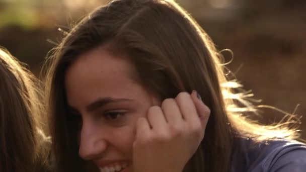 Ikiz Kız Kardeş Açık Havada Cep Telefonu Kullanıyor — Stok video