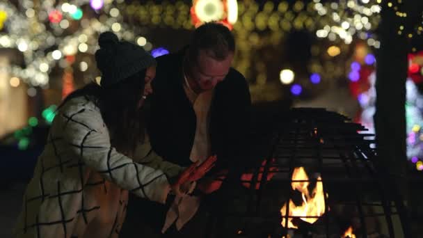 Couple Réchauffe Par Feu Dans Soirée Noël — Video