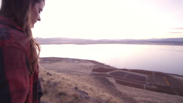 Junges Verliebtes Paar Wandert Bei Schönem Sonnenuntergang Den Bergen — Stockvideo