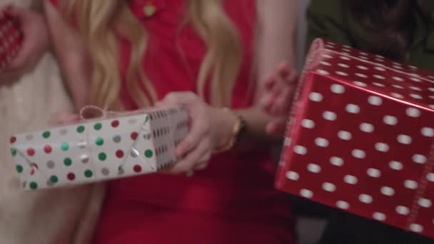 Mulheres Amigas Estão Dando Presentes Natal Umas Outras — Vídeo de Stock