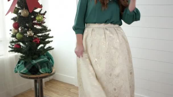 Belle Femme Pose Près Arbre Noël — Video