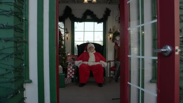 Papai Noel Sentado Cadeira Sua Casa — Vídeo de Stock