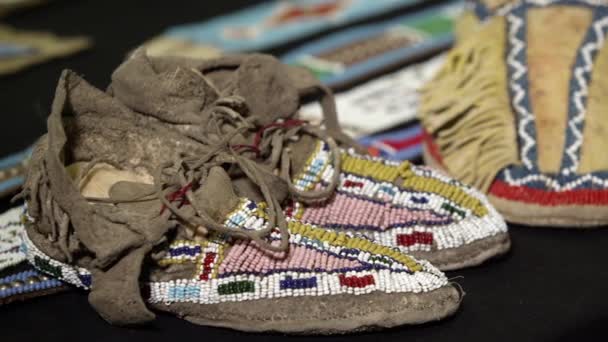 Chaussures Traditionnelles Anciennes Dans Musée Historique — Video