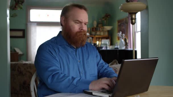 Redhead Kaukasische Man Werkt Met Laptop Papers Thuis — Stockvideo