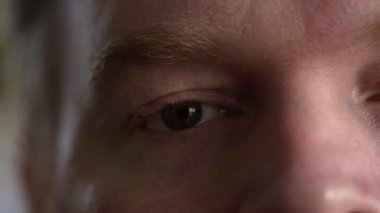 Ciddi kızıl saçlı adamın yüzü