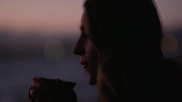 Niña Descansando Bebiendo Orilla Del Río Atardecer — Vídeo de stock