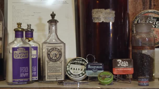 Oude Crèmes Olie Parfums Het Historisch Museum — Stockvideo