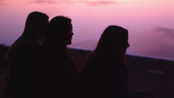 Chicas Jóvenes Está Descansando Las Montañas Atardecer — Vídeos de Stock