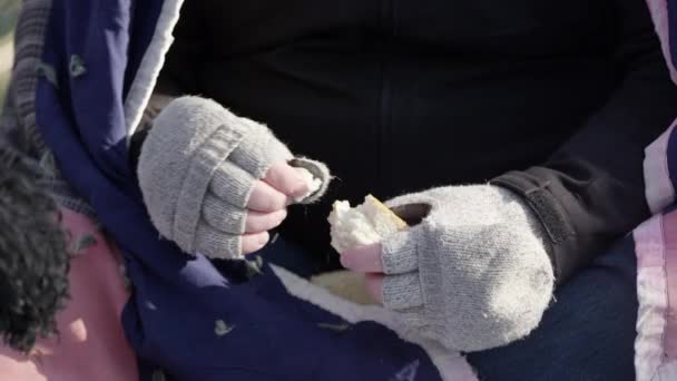 Obdachloser Bricht Stück Brot Und Sitzt Mit Hund Freien — Stockvideo