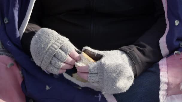 Triste Hombre Sin Hogar Está Comiendo Aire Libre — Vídeos de Stock