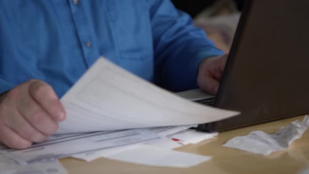 Homem Caucasiano Está Trabalhando Com Laptop Papéis Casa — Vídeo de Stock