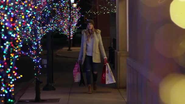 Mujer Está Caminando Con Bolsas Compras Calle Noche Navidad — Vídeos de Stock