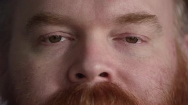 Ciddi kızıl saçlı adamın yüzü