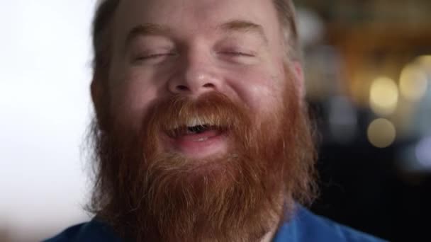 Πρόσωπο Του Χαμογελαστή Κοκκινομάλλα Καυκάσιος Άνθρωπος — Αρχείο Βίντεο
