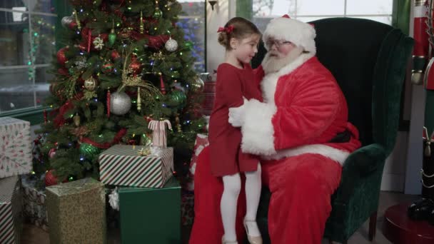 Niña Está Visitando Santa Claus — Vídeo de stock