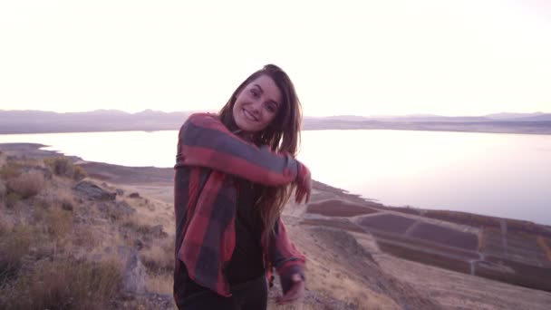 Mädchen Ruft Ihren Freund Spaziergängen Bergen Auf — Stockvideo