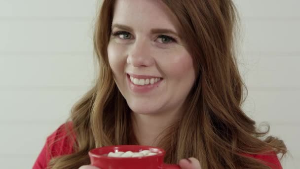 Молодая Счастливая Женщина Пьет Кофе Сахаром — стоковое видео