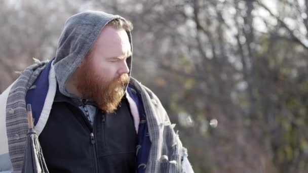 Сумний Бездомний Чоловік Ходить Кошиком Кудись — стокове відео